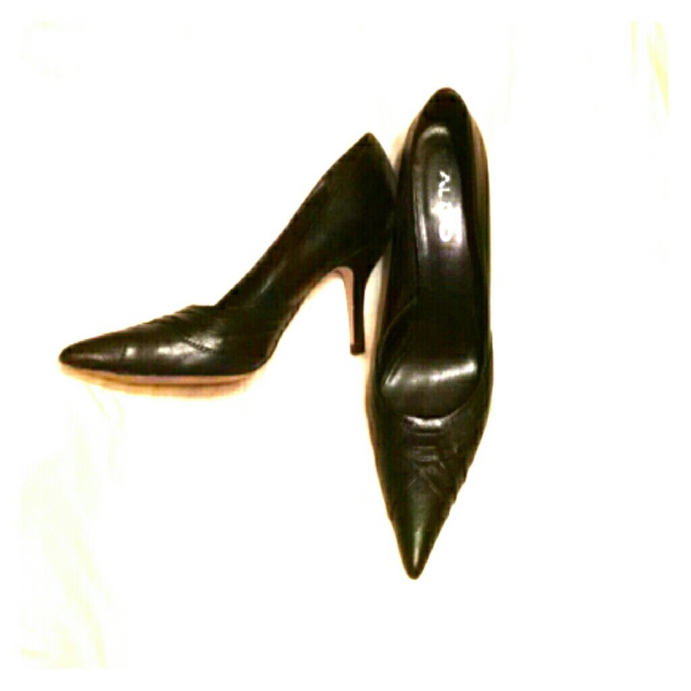 Pointed pointy black heels